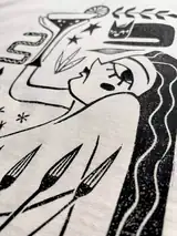 Detail potlače Me Time na tričku vo farbe lomená biela