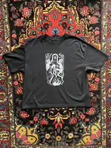 Detail potlače Sacred Dance na tričku vo farbe čierna