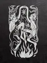 Detail potlače Sacred Dance na tričku vo farbe čierna