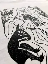 Detail potlače Sacred Dance na tričku vo farbe lomená biela